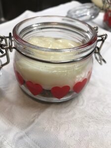 ricopriamo di crema al latte la base 