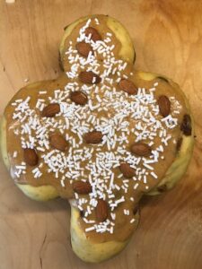 Colomba con glassa, mandorle e granella di zucchero