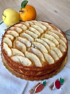 Torta di mele e succo d'arancia