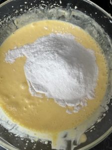 Aggiungere il mascarpone e mescolare ancora per ottenere una crema liscia senza grumi.