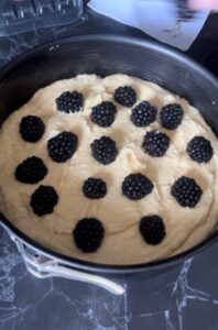 Torta con more e crumble