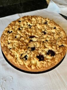 Torta con more e crumble