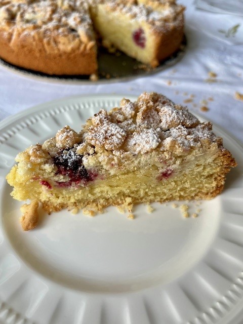 Torta con more e crumble